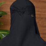 نقاب طويل بمطاطين وربطة بلوقو