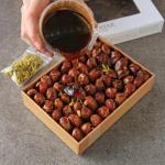 تمر خلاص محشو باللوز مع دبس التمر والفستق