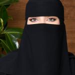 نقاب طويل بمطاطين وربطة بلوقو
