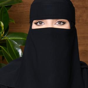 نقاب طويل بمطاطين وربطة بلوقو
