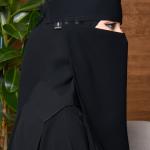 نقاب طويل بمطاطين وربطة بلوقو